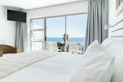 Sea View Room - Bath and Shower (2) | In-room safe, blackout drapes, iron/ironing board, free WiFi