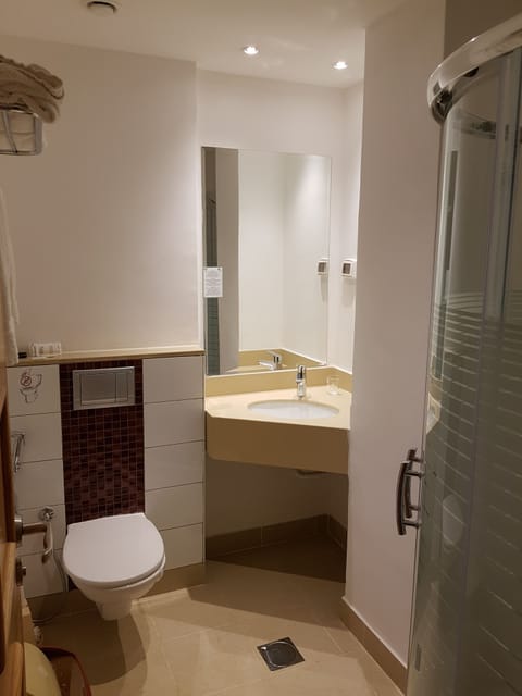 Standard Double or Twin Room, Accessible, Garden View | Bathroom | Free toiletries, hair dryer, towels