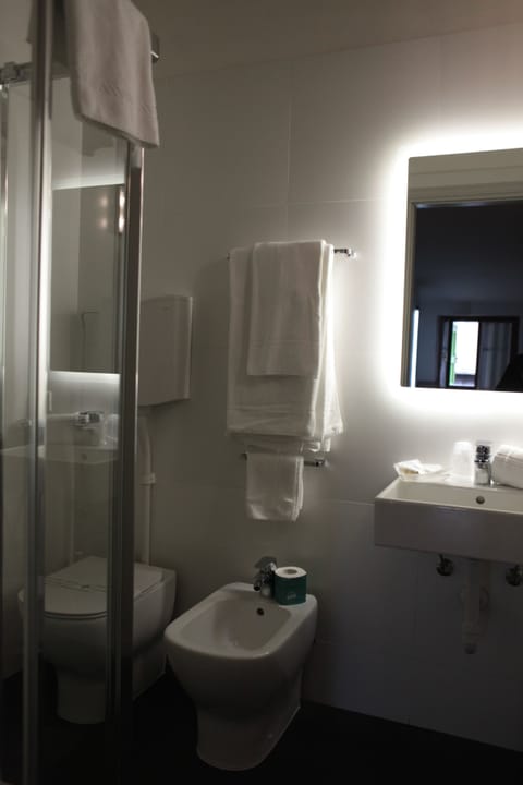 Basic Double Room, 1 Bedroom | Bathroom | Shower, free toiletries, hair dryer, bidet