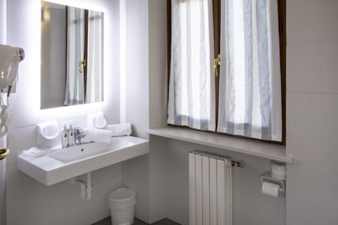 Standard Room, 1 King Bed | Bathroom | Shower, free toiletries, hair dryer, bidet