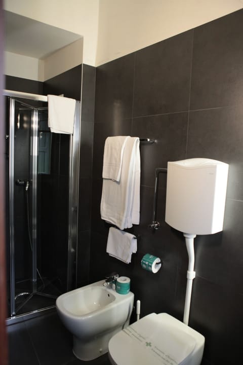 Triple Room | Bathroom | Shower, free toiletries, hair dryer, bidet