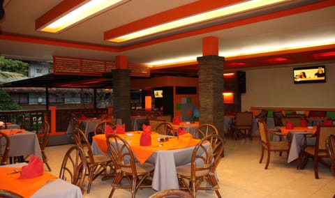 2 restaurants, breakfast, lunch, dinner served; international cuisine