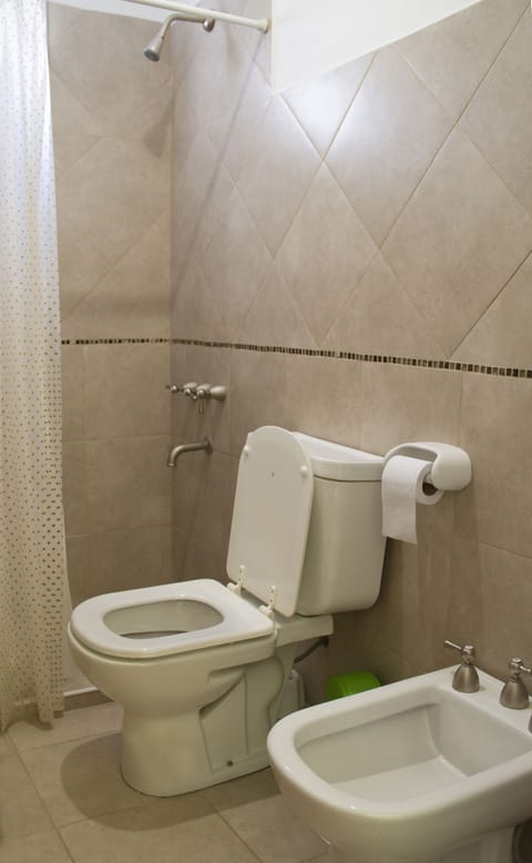 Combined shower/tub, hair dryer, towels