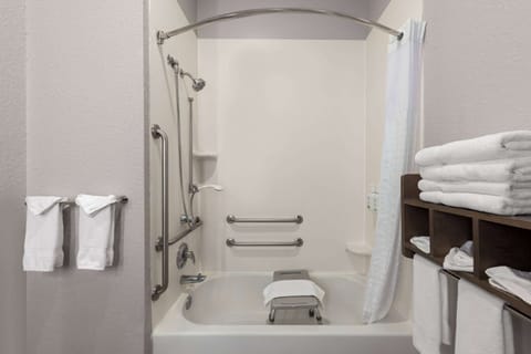 Combined shower/tub, free toiletries, hair dryer, towels