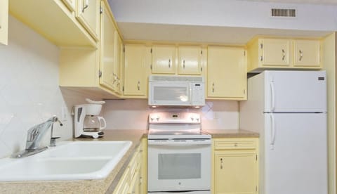 Condo, 2 Bedrooms, Patio | Private kitchen | Fridge, microwave, coffee/tea maker