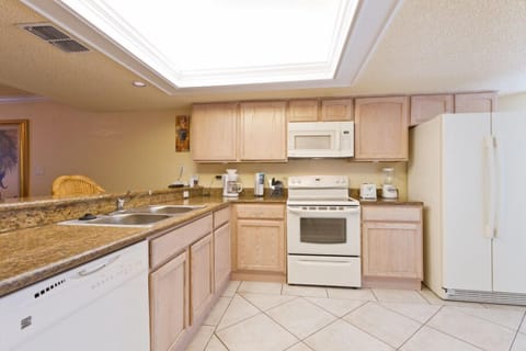 Condo, 3 Bedrooms, Patio | Private kitchen | Fridge, microwave, coffee/tea maker