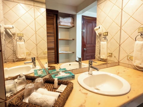 Family Suite | Bathroom | Free toiletries, hair dryer, towels, soap