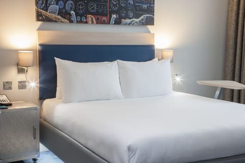 Room, 1 Queen Bed (The Queen) | Individually decorated, iron/ironing board, free WiFi, bed sheets