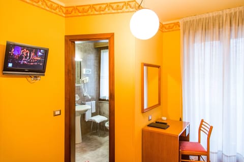 Single Room | Living area | 40-inch flat-screen TV with digital channels, TV