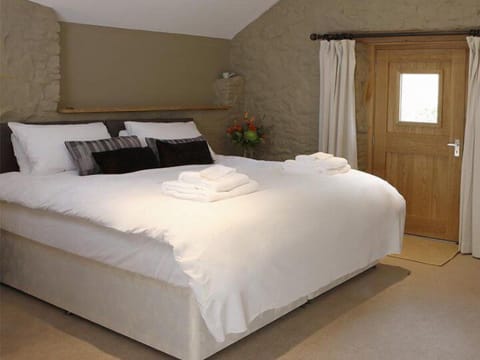 Deluxe Double Room | Iron/ironing board, free WiFi, bed sheets