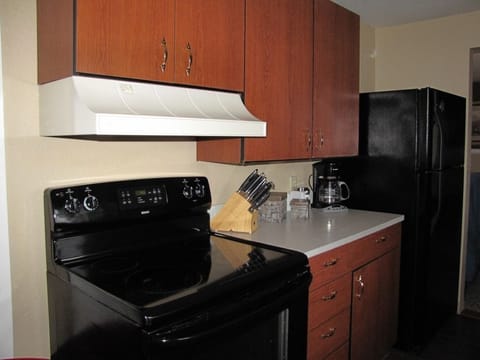 Premier Condo, 2 Bedrooms, Kitchen, Ocean View | Private kitchen | Fridge, microwave, coffee/tea maker