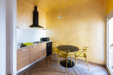 City Studio | Private kitchen | Fridge, microwave, stovetop, espresso maker