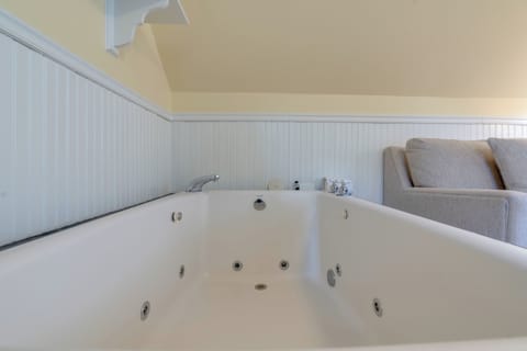 Yellow Room | Jetted tub