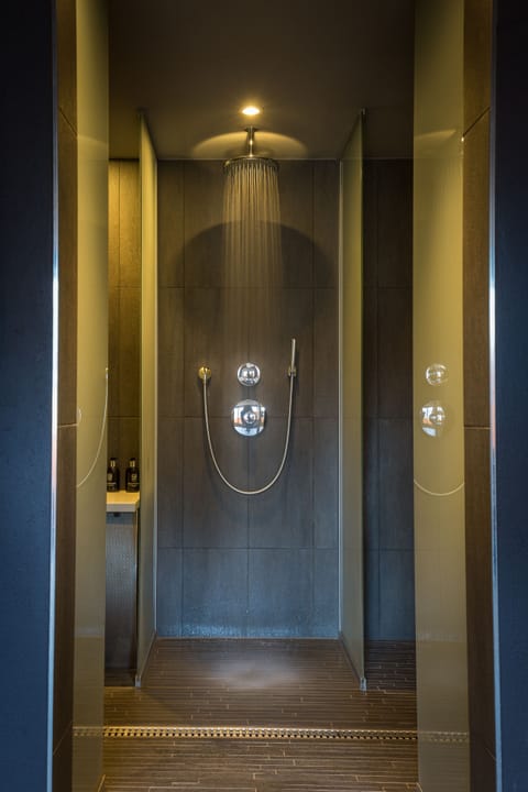 Couples treatment rooms, sauna, steam room, aromatherapy, massages