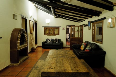 Economy Cabin, 4 Bedrooms (Casa familiar para 5 personas) | Living area | 32-inch flat-screen TV with cable channels