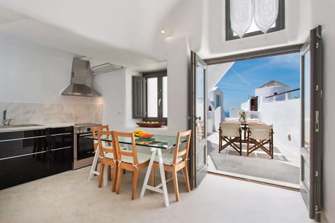 Traditional House, Jetted Tub | In-room dining