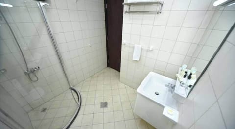 Shower, free toiletries, towels