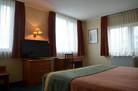 Single Room | Premium bedding, minibar, in-room safe, desk