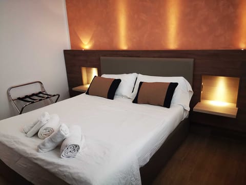 Deluxe Room, 1 Bedroom, Kitchenette | Premium bedding, minibar, in-room safe, desk