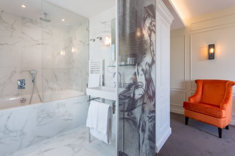 Junior Suite (Royale), Eiffel Tower front view  | Bathroom | Slippers, towels