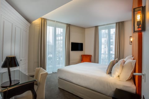 Executive Room (Comtesse), Eiffel Tower front view  | 1 bedroom, premium bedding, minibar, in-room safe