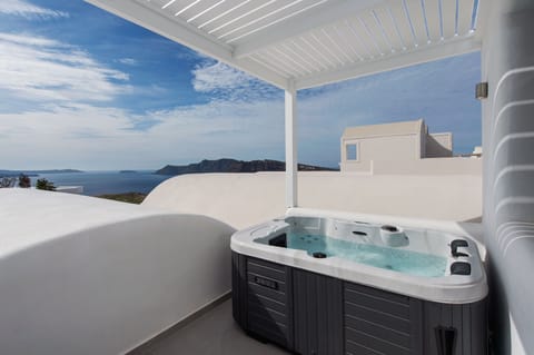 One-Bedroom Apartment, outdoor tub | Jetted tub