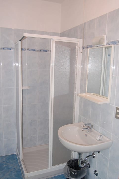 Shower, free toiletries, hair dryer, bidet