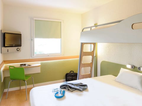 Triple Room, Multiple Beds | Desk, iron/ironing board, free WiFi, bed sheets