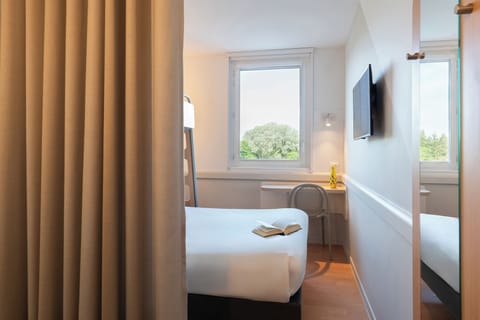 Double Room, Multiple Beds | Desk, blackout drapes, soundproofing, free WiFi