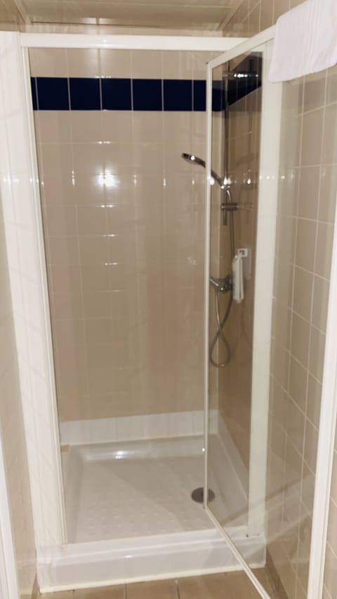 Twin Room, 2 Twin Beds | Bathroom shower