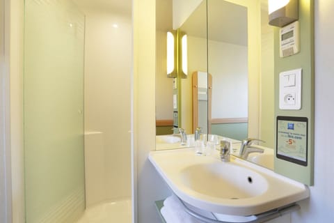 Double Room | Bathroom | Shower, free toiletries, towels