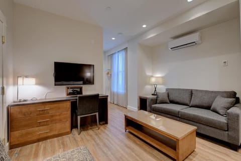 Studio, 1 King Bed | 1 bedroom, minibar, in-room safe, blackout drapes