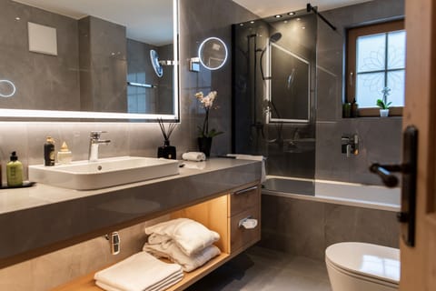 Comfort Double Room, 1 Queen Bed, Mountain View | Premium bedding, in-room safe, desk