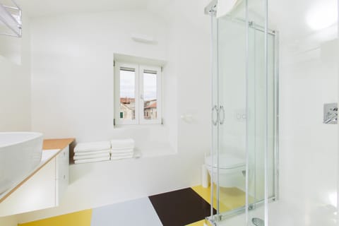 Room in attic, City view | Bathroom | Shower, eco-friendly toiletries, hair dryer, bathrobes