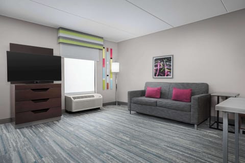 Studio Suite | Living area | 32-inch flat-screen TV with cable channels, TV