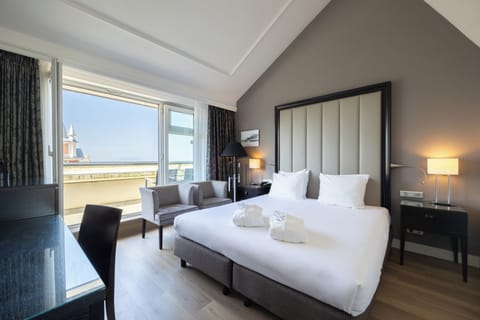 Executive Room, Sea View | Minibar, in-room safe, cribs/infant beds, rollaway beds