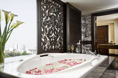 Anantara Presidential Suite | Bathroom | Free toiletries, hair dryer, bathrobes, slippers