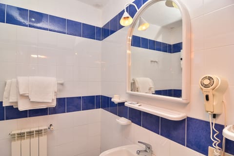 Double Room Sea View | Bathroom | Rainfall showerhead, free toiletries, hair dryer, towels