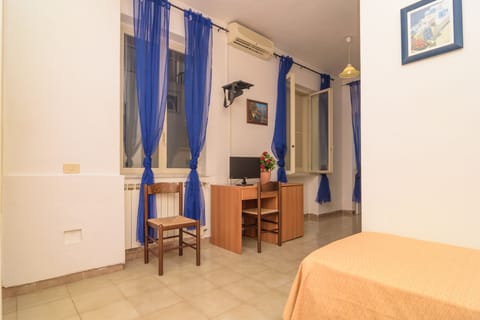 Single Room | Desk, free WiFi