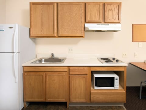 Full-size fridge, microwave, stovetop