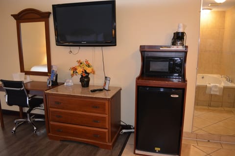 Studio Suite, 1 King Bed, Non Smoking | Mini-refrigerator