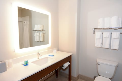 Standard Room | Bathroom | Combined shower/tub, free toiletries, hair dryer, towels