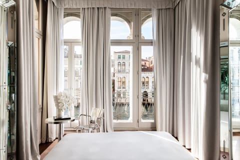 Signature Suite (Grand Canal) | Down comforters, minibar, in-room safe, blackout drapes