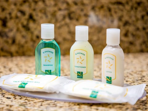 Combined shower/tub, free toiletries, hair dryer, towels