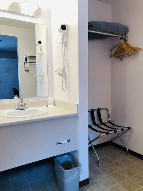 Combined shower/tub, hair dryer, towels