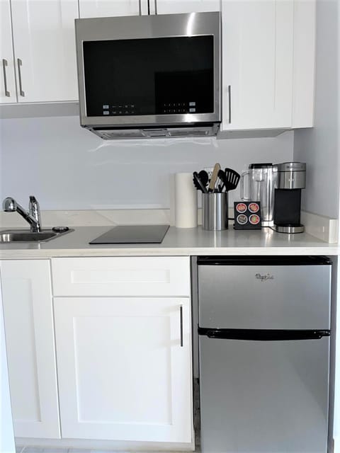 Efficiency, Room, 1 Queen Bed, Non Smoking | Private kitchen | Fridge, microwave, coffee/tea maker, cookware/dishes/utensils