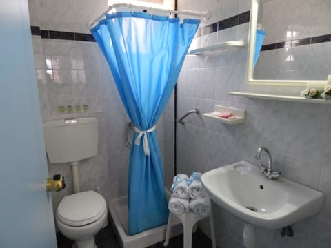 Studio, Garden View | Bathroom | Shower, free toiletries, hair dryer, towels