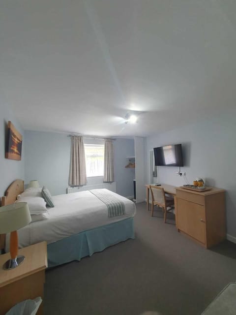 Double Room | Desk, iron/ironing board, free WiFi, bed sheets