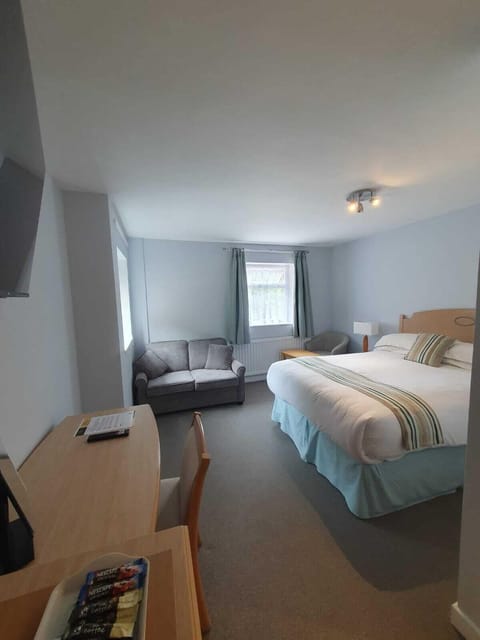 Double Room | Desk, iron/ironing board, free WiFi, bed sheets