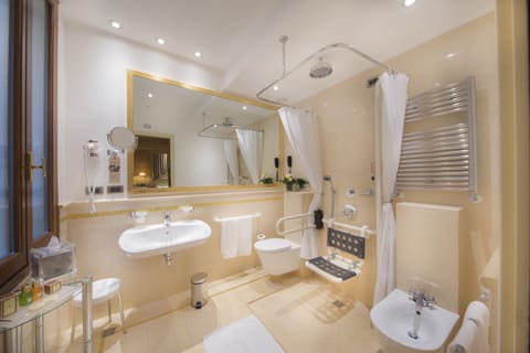 Junior Suite (Triple) | Bathroom | Combined shower/tub, designer toiletries, hair dryer, bidet